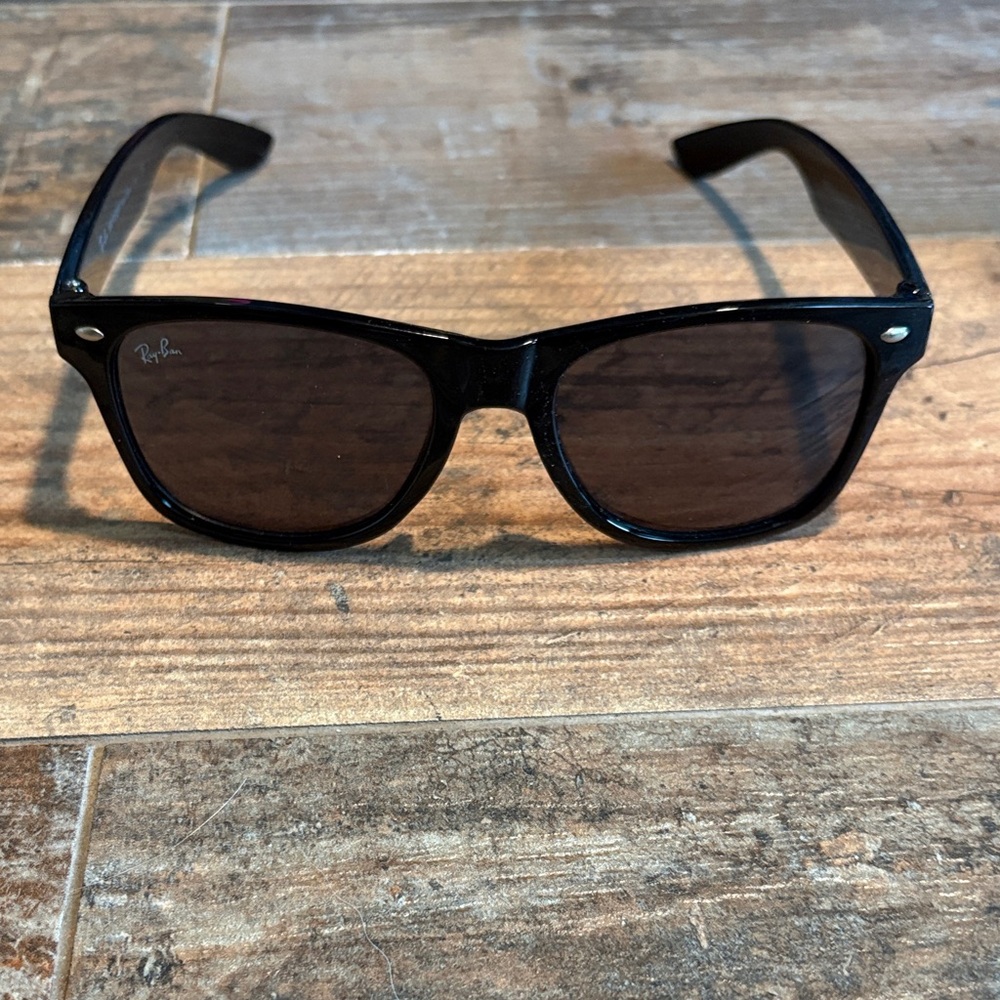 Ray-Ban Wayfarer Black Sunglasses with Tan Case - Picture 4 of 5